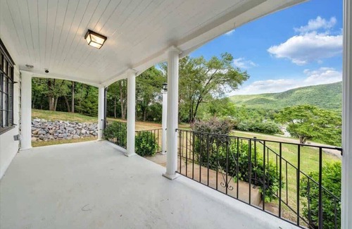 Roanoke House | NEW 3BR Seconds to Blue Ridge Parkway-Cozy & Comfy