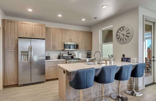 Santa Clara House | New 3BR Townhome - Private Patio & Seasonal Pool-31