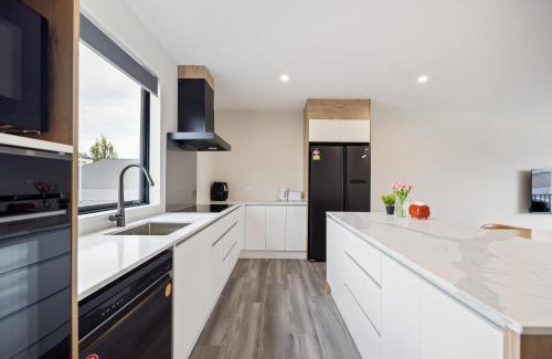 Christchurch City Centre Apartment | New 3BR with garage - Central Stay Near Christchurch Best