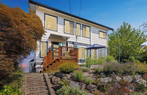Columbia City House | NEW! 4-Bd w/AC & BBQ, Office, Yard, VIEW Dog OK!