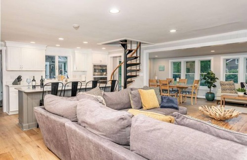 Barnstable House | New,4 Bedrm, 4 Bath Gorgeous Coastal Retreat, with Marsh Views Sleeps 12. Close to Beach, Harbor and Barnstable Village