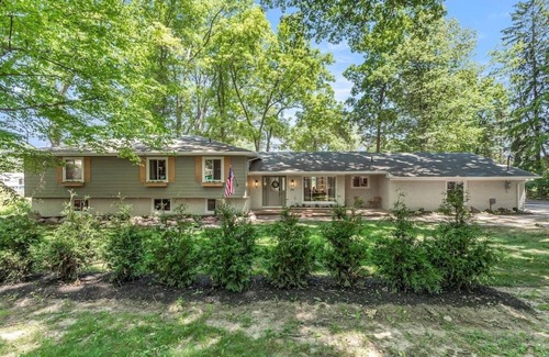 Lapeer House | NEW 4 Bedroom 4 Bath Waterfront Home Sleeps 14!