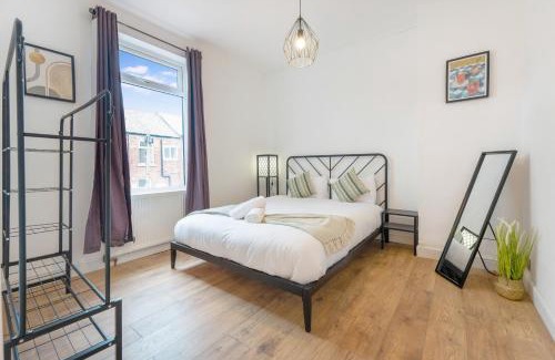 Stanley House | NEW! 4 Bedroom House by Stay With Us, Perfect for Large Groups & Contractors! FREE WIFI!