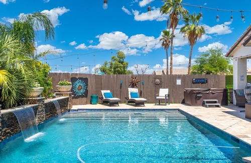 Goodyear House | New 4 BR Brand new Heated Pool & Spa plus 2nd therapeutic Spa! & Putting Green!