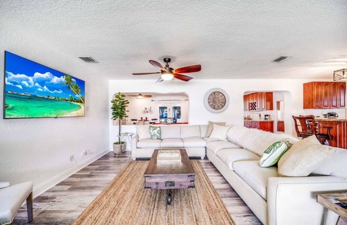 Pompano Beach House | New! 4Bed Htd Pool/Jacuzzi/5 Min to Beach/Tiki Hut