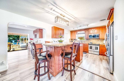 Pompano Beach House | New! 4Bed Htd Pool/Jacuzzi/5 Min to Beach/Tiki Hut