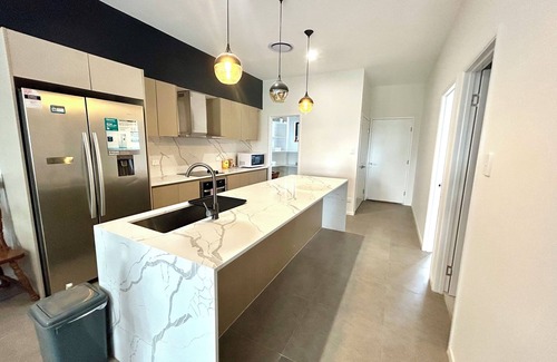Taringa House | New 4BR 3Bath Duplex/Train station/Modern Comfort