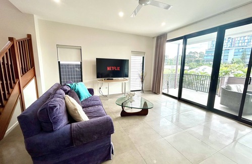 Taringa House | New 4BR 3Bath Duplex/Train station/Modern Comfort