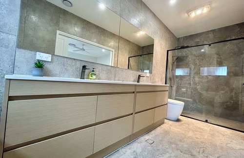 Taringa House | New 4BR 3Bath Duplex/Train station/Modern Comfort