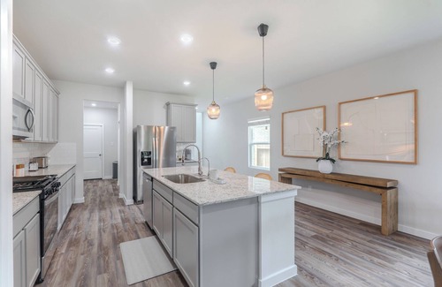 Magnolia House | NEW 5 bdr + lake view + playground + BBQ, fits 10!