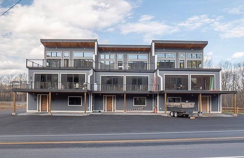 Windham House | NEW 5 Bed 5 1/2 Bath Townhouse Walk To Skiing! 900 sq ft Of Mountan View Decks!
