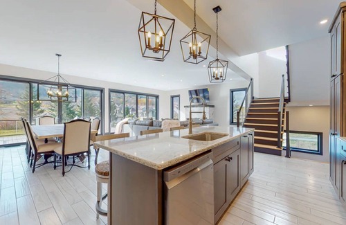 Windham House | NEW 5 Bed 5 1/2 Bath Townhouse Walk To Skiing! 900 sq ft Of Mountan View Decks!