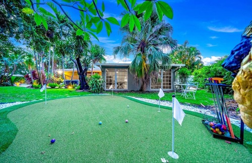 Central Corals House | NEW! 5 BED/5 MIN TO BEACH/HTD POOL/HOT TUB/BAR