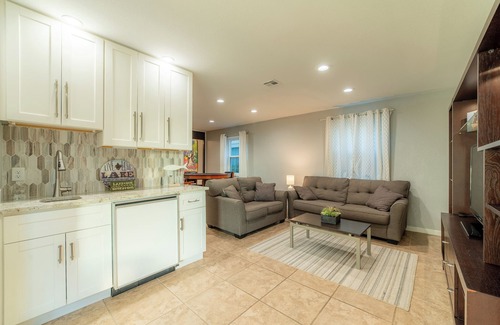 Azle House | New 5 Bed/Lakefront/Boat dock/Game room/Guest House.