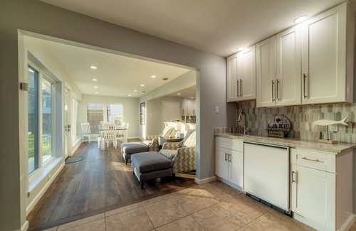 Azle House | New 5 Bed/Lakefront/Boat dock/Game room/Guest House.