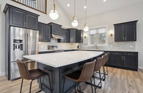 Apple River House | New 5-bedroom house at Apple Canyon Lake. 30 minutes from downtown Galena!
