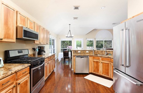 Jade Oaks House | NEW! 5★ Location & Gated | LUXURY LIVING | Royal Beds 👑
