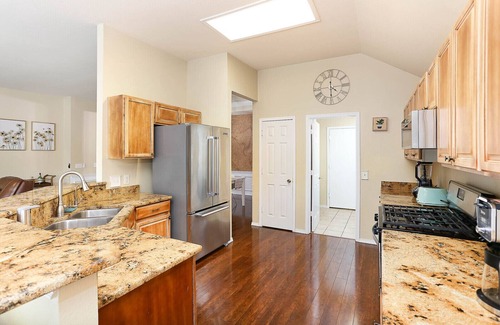 Jade Oaks House | NEW! 5★ Location & Gated | LUXURY LIVING | Royal Beds 👑