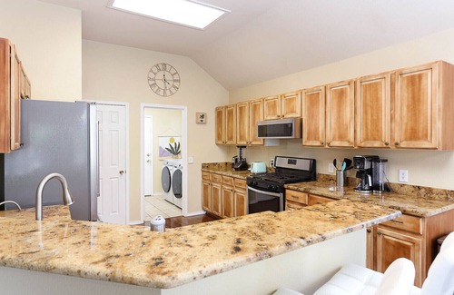 Jade Oaks House | NEW! 5★ Location & Gated | LUXURY LIVING | Royal Beds 👑
