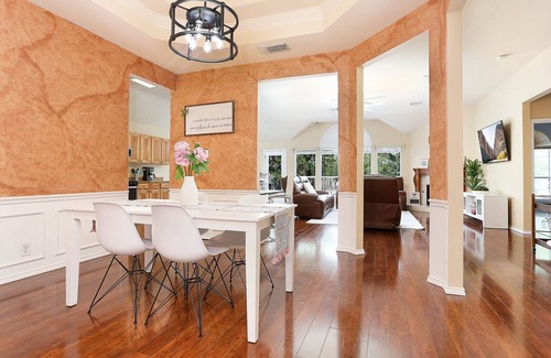 Jade Oaks House | NEW! 5★ Location & Gated | LUXURY LIVING | Royal Beds 👑