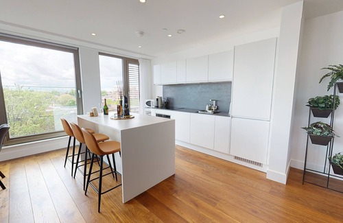 York Apartment | NEW 5* Luxury River View Apartment, 3 bed 3 bath, central York, with parking