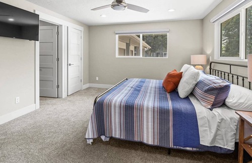 Eagle House | NEW! 5 min to Downtown Eagle! Dreamy Kitchen | Private Pasture | Spacious with 2 Living Rooms