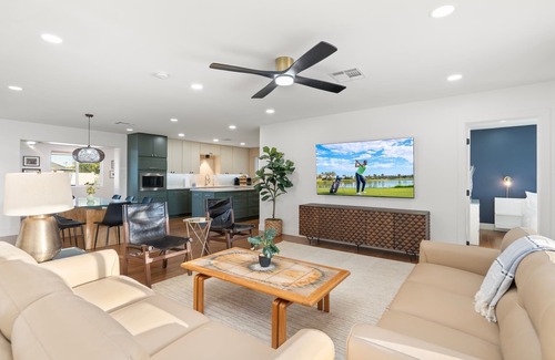 Cox Heights House | NEW 5 min to Old Town, Pool & Spa, 2 King Suites
