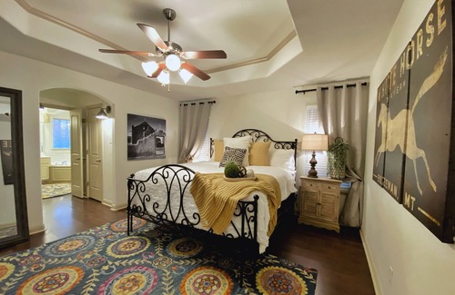 Lubbock House | *NEW* 5 Star Luxury Cozy Private Santa Fe Style w/ Jacuzzi Hot Tub