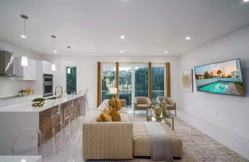 Pompano Beach House | New 5BR Villa Beach Walk Jacuzzi Retreat