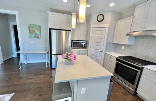 Tigard House | New 6 bedrooms 3 fullbath, king bed on main.single family large upscale home.