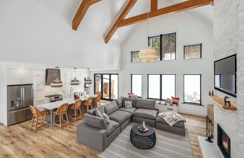 Stratton Mountain House | New 6-BR Luxury Home 6 Min from Stratton w/hot tub