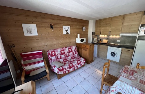 Valloire Apartment | NEW 6 Person Apartment in Chalet close to slopes and town center