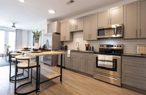 East Walnut HIlls Apartment | New 6BR/BA combined Apartments Near DT Cincinnati