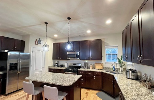 Bayview House | NEW! 7 mins walk to the beach, water front view sun room!