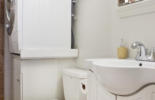 Lanier Heights Apartment | New Adams Morgan 1br, easy to Dupont, Wooldey Park, White House, metro