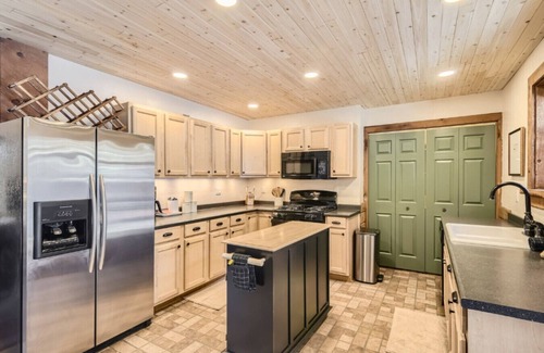 Bailey House | NEW! Adventure Base: Hot Tub, Views & Fast Wifi