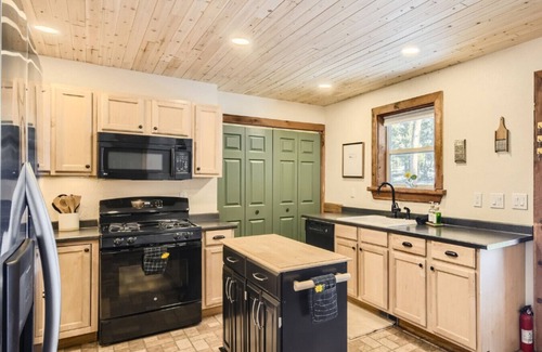 Bailey House | NEW! Adventure Base: Hot Tub, Views & Fast Wifi