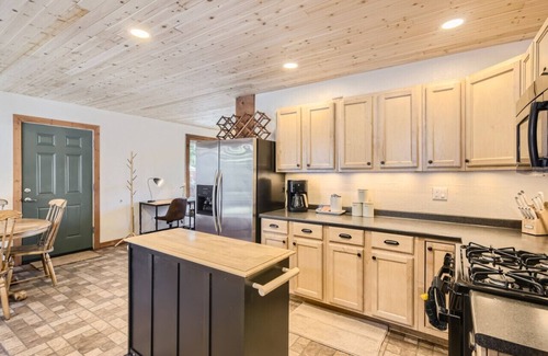 Bailey House | NEW! Adventure Base: Hot Tub, Views & Fast Wifi