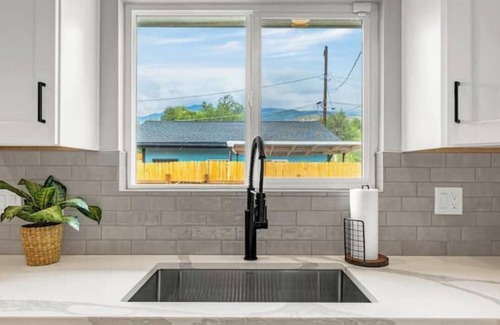 Colorado Springs House | New Adventure Cottage w/Mountain Views Near Garden of the God's & Fall Leaves!