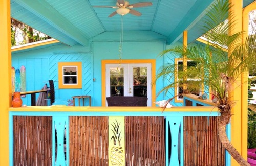New Smyrna Beach Cottage | 🐬 🌴🏄‍♀️NEW! Affordable Cottage, Private,close to shops, restaurants &beach.