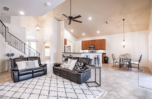 Fort Myers House | New! Amazing 4Br Oasis, Heated Pool/Spa, Gym, PickleBall - 5 Min to Downtown!
