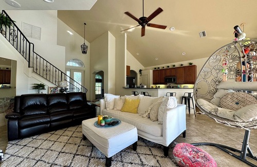 Fort Myers House | New! Amazing 4Br Oasis, Heated Pool/Spa, Gym, PickleBall - 5 Min to Downtown!