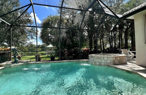 Fort Myers House | New! Amazing 4Br Oasis, Heated Pool/Spa, Gym, PickleBall - 5 Min to Downtown!