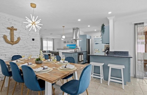 Palma Sola House | New! Amazing Heated Pool, 12 min to Beach & IMG