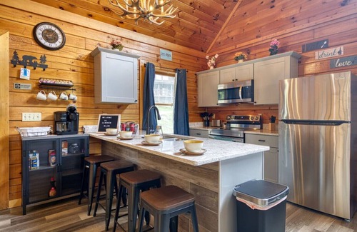 Sevierville Cabin | NEW! Amazing Lake VIEWS Log Cabin+Hot Tub+Arcade!