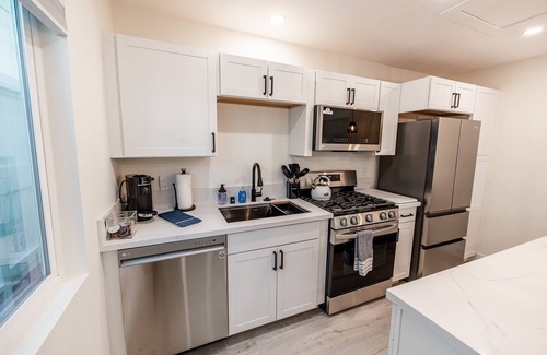 Crown Point House | New Amazing Oasis in the Beach! HotTub Soaking Tub Outdoor Shower AC Parking