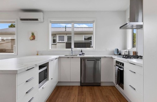 Richmond Heights House | New and Bright Two Mile Escape - a Gem with short stroll to Lake