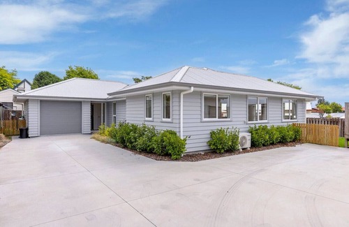 Richmond Heights House | New and Bright Two Mile Escape - a Gem with short stroll to Lake