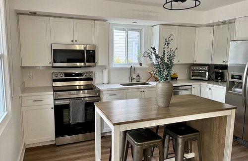 Meaford Ski Chalet | New and Cozy Cottage Steps to Georgian Bay. Pet & Family Friendly!
