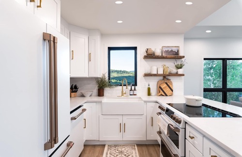 Gorgosa Condo | ★New and Modern! Chef's kitchen, views, parking, .5 mi from transit center